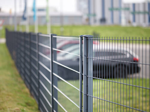 Gitterzaun als sichere Grenze zum Unternehmen