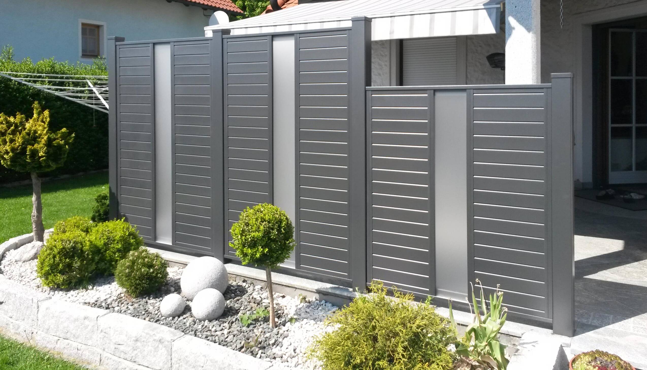 Lattenzaun als Sichtschutz zur Terrasse