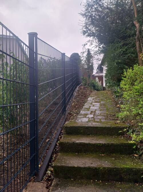 Gitterzaun in Steillage