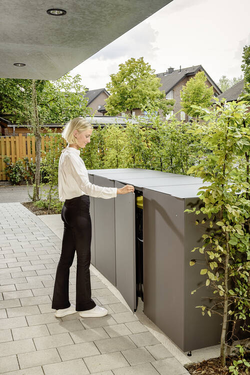 Moderne Mülltonnenbox  im Garten