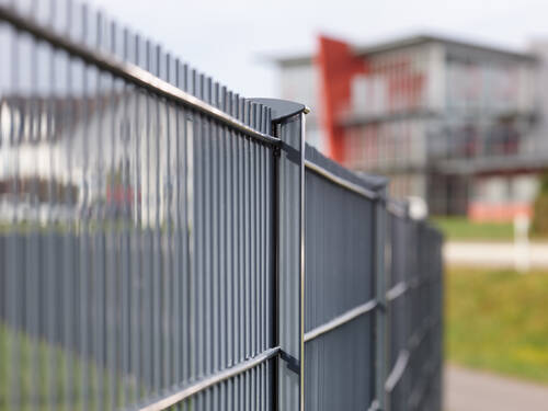 Robuster und sicherer Gitterzaun gefertigt von Zaun Stoffel