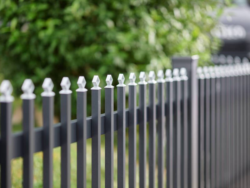 Alustabzaun mit Verzierung als Gartenzaun