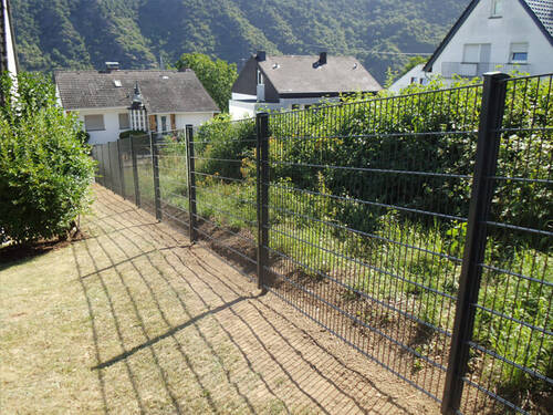 Steigungsgitter als Gartenumrandung