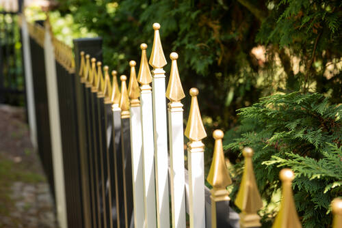 Robuste Aluminiumzäune als sichere Grenze zum Garten