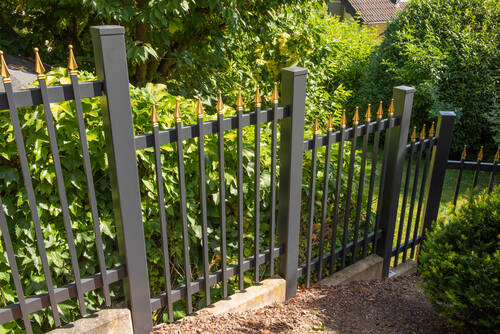 Stabzaun aus Aluminium als Gartenbegrenzung