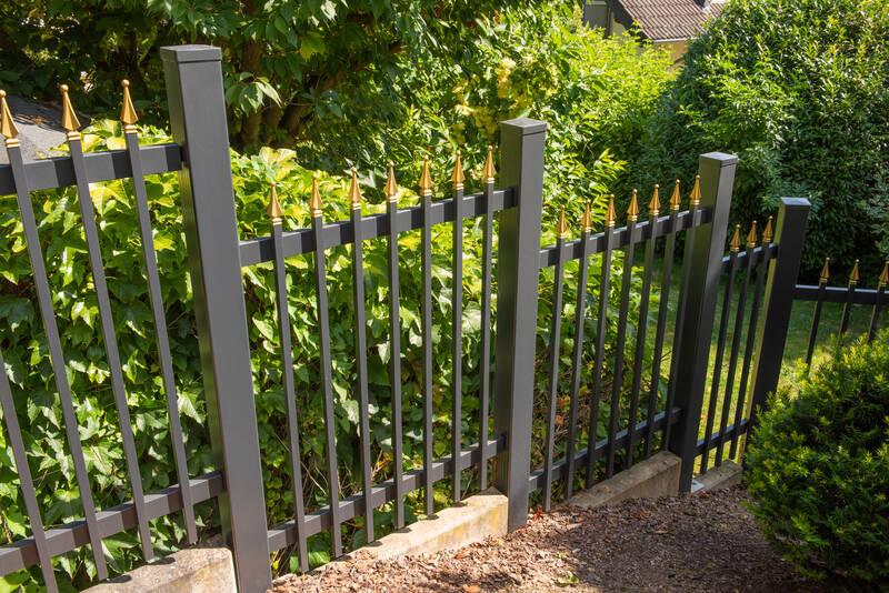 Stabzaun aus Aluminium als Gartenbegrenzung