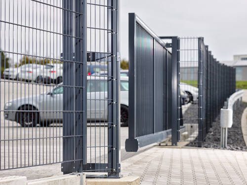 Freistehendes Schiebetor auf Laufschienen mit passendem Gitterzaun