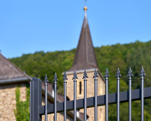 Moderner Zaun aus Aluminium vom Kloster Engelport