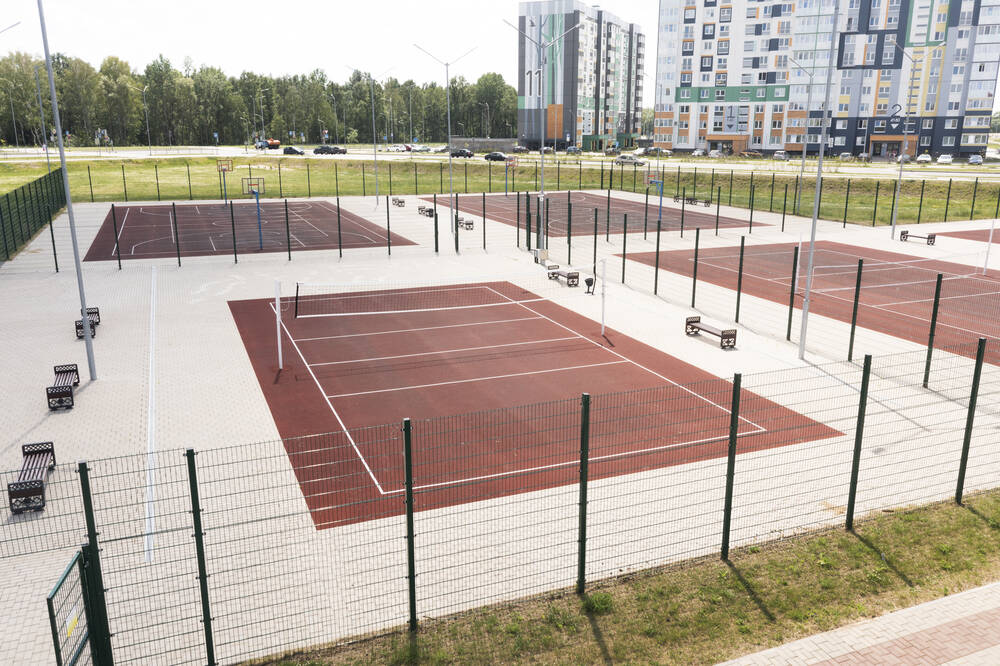 Ballfangzaun um einzelne Spielfelder herum
