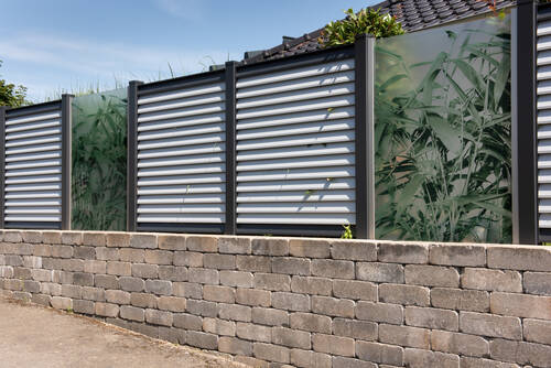 Wind und Sichtschutz mit Glaselementen von Zaun Stoffel
