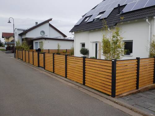 Lamellenzaun in moderner Holzoptik von Zaun Stoffel