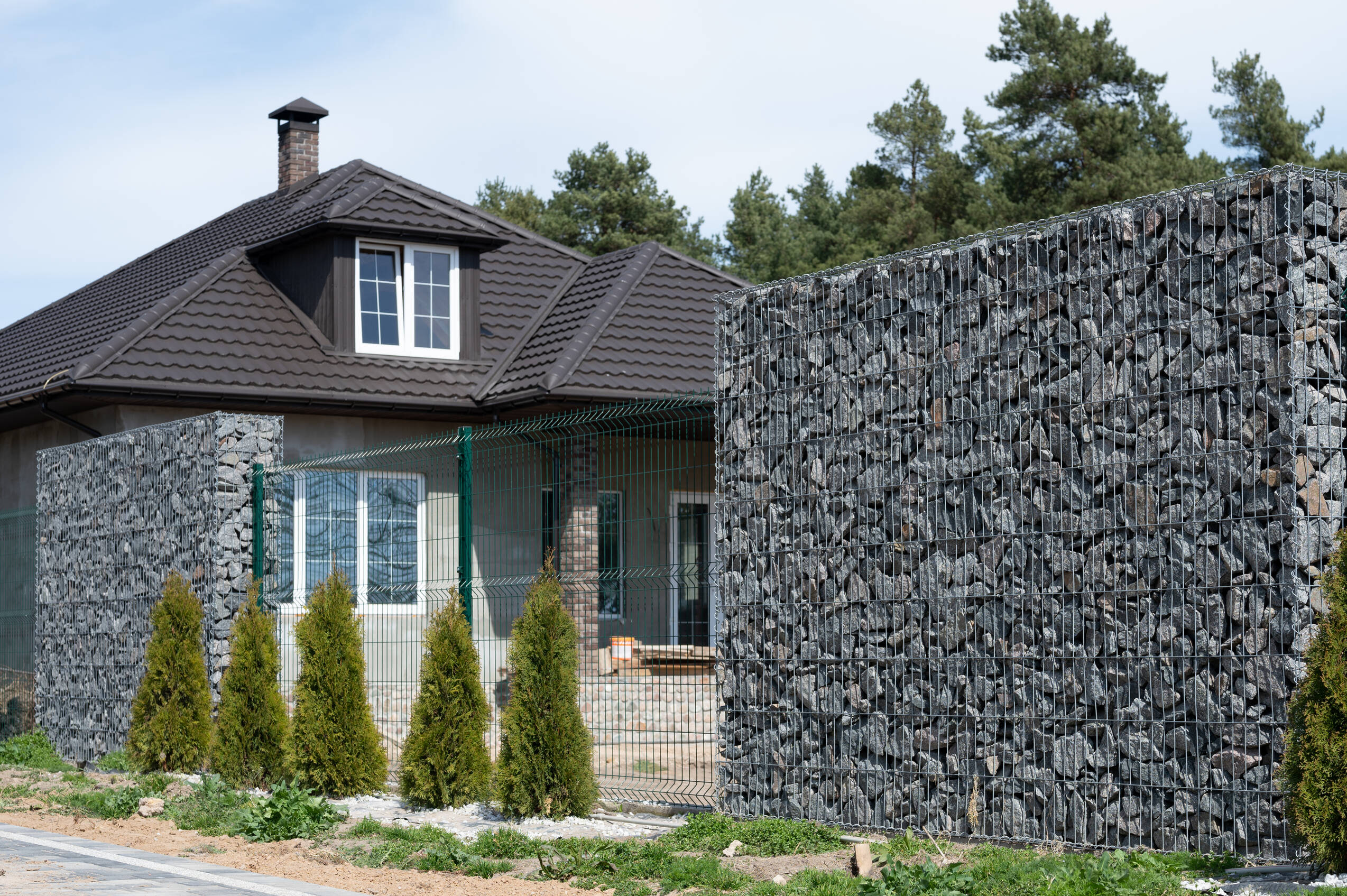 Metallgabionen mit Steinen als Sichtschutz
