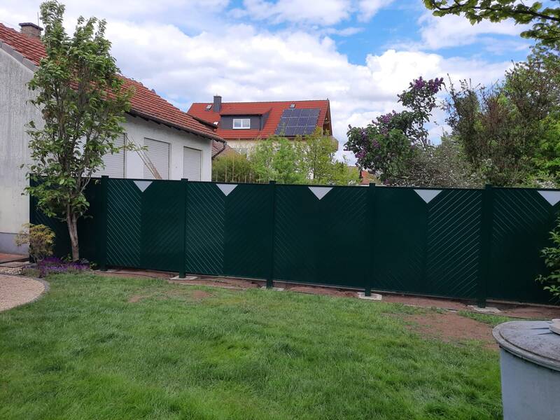 Lattenzaun aus Aluminium in schräger Ausführung von Zaun Stoffel