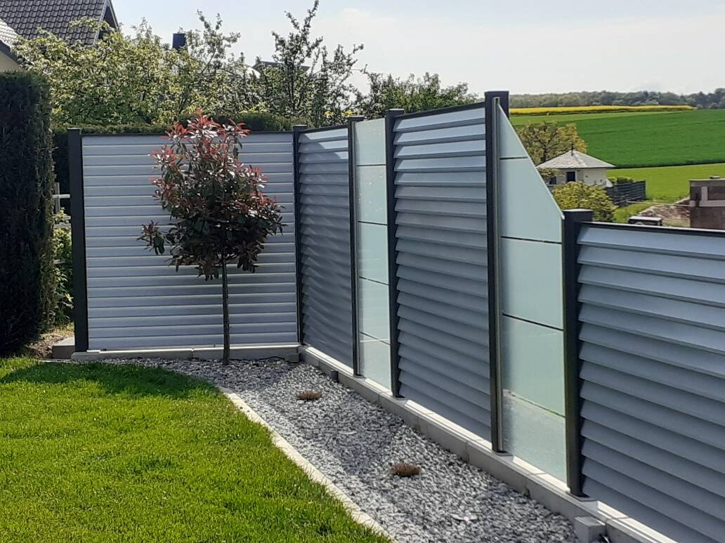 Sicht- und Windschutzzaun mit Eleganter Optik durch Glaselemente
