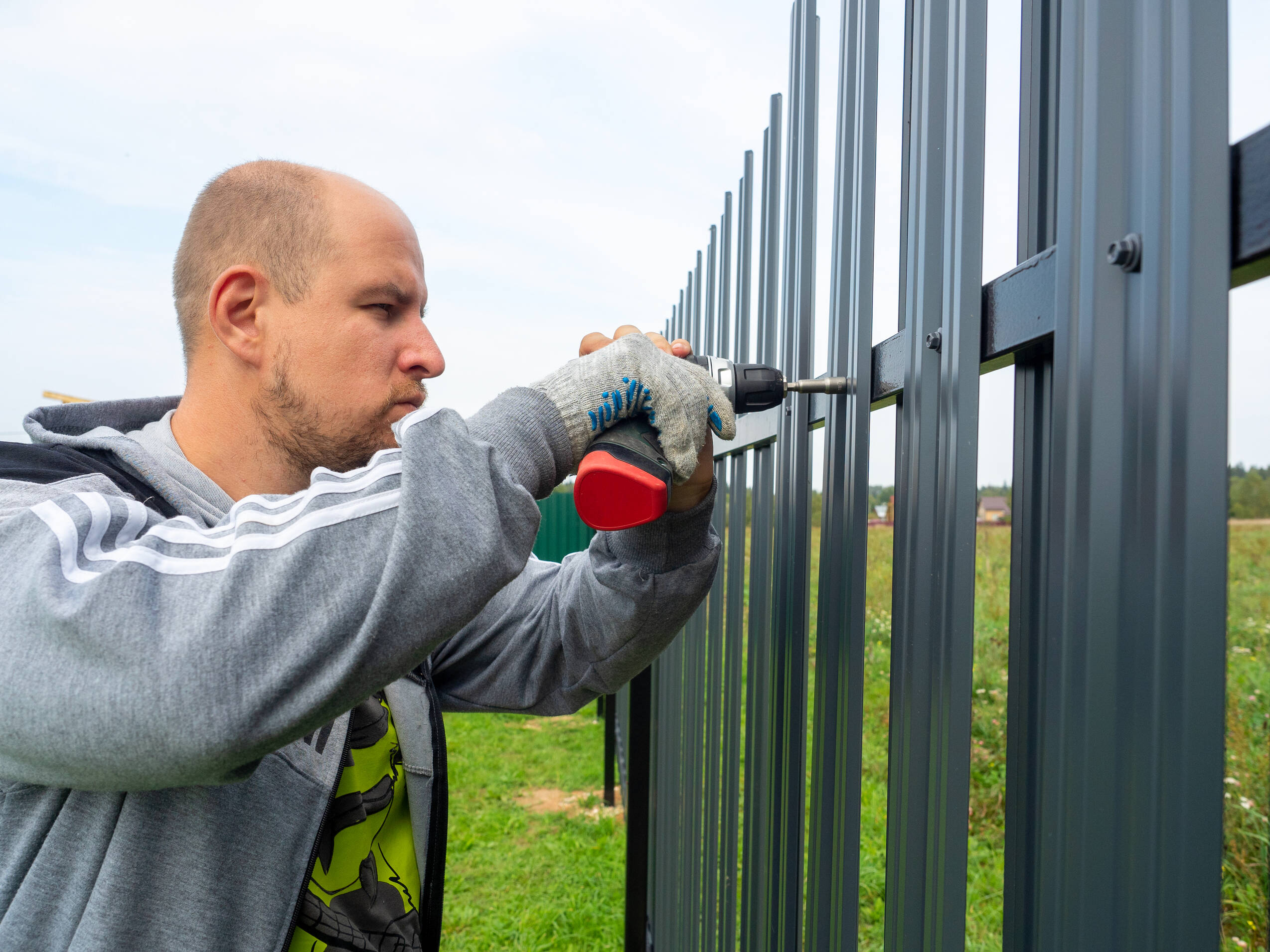 Zaunbauer bei der Arbeit